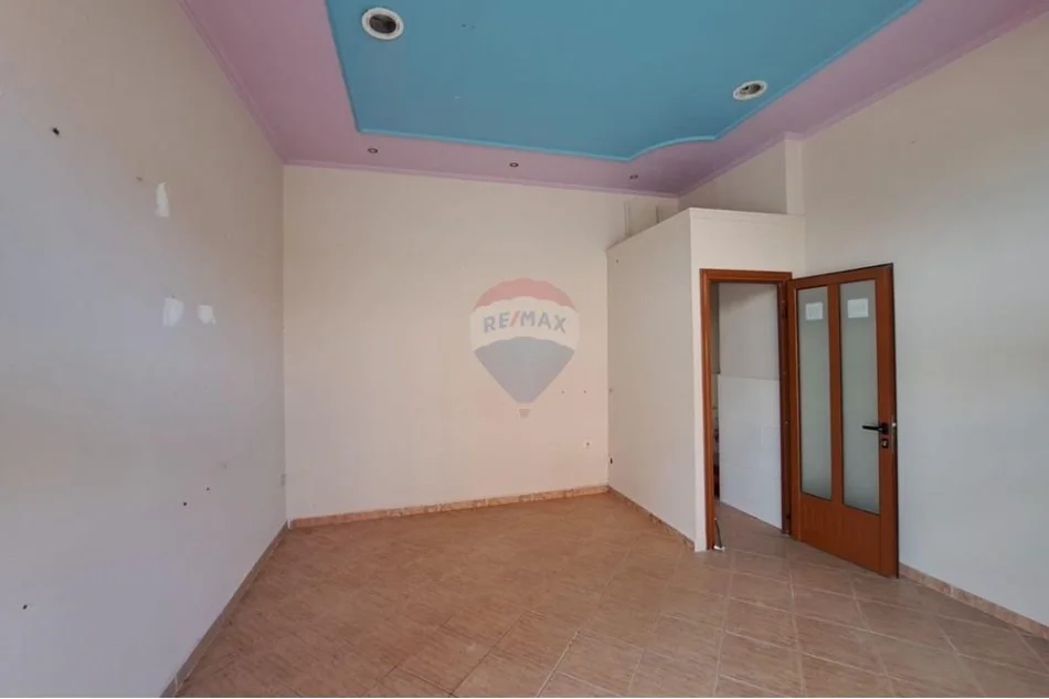 Vlore, shitet dyqan Kati 1, 18 m² 36.000 € (Rruga Ali Demi, Vlorë)