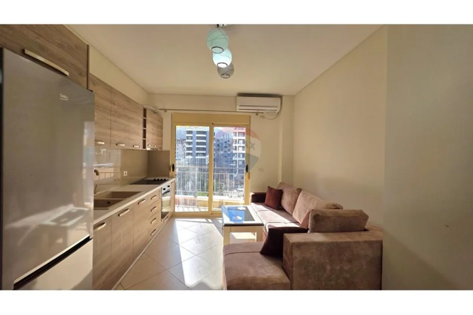 Vlore - Lungomare, jepet me qera apartament 1+1+Ballkon Kati 5, 68 m² 400 € (Rruga Reshat Osmani, Vlore)