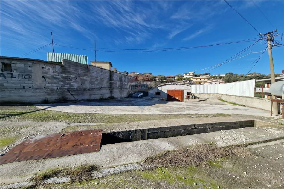 Vlore, jepet me qera magazine Kati 0, 532 m² 1.000 € (Babice, Vlore)
