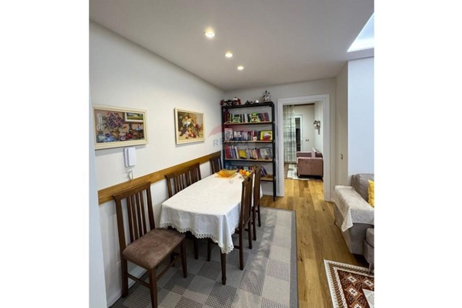 Tirane, jepet me qera apartament 3+1 , 86 m² 900 € (Shkolla e Kuqe)
