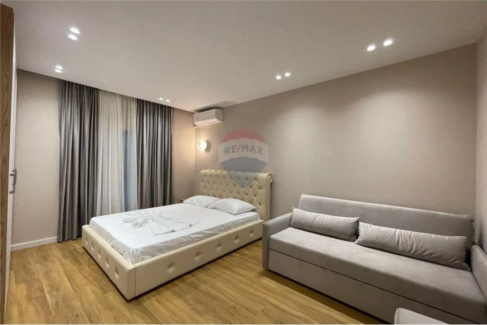 Vlore - Lungomare, jepet me qera apartament 1+1 Kati 3, 70 m² 450 € (Rruga Dush Strati, Vlorë)