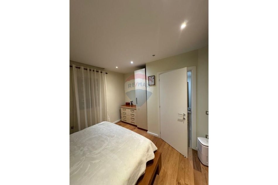 Tirane, jepet me qera apartament 3+1 , 86 m² 900 € (Shkolla e Kuqe)