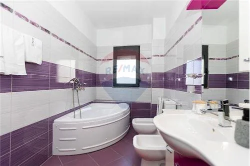 Vlore - Lungomare, shitet apartament 2+1 Kati 7, 144 m² (Rruga Reshat Osmani, Vlore)