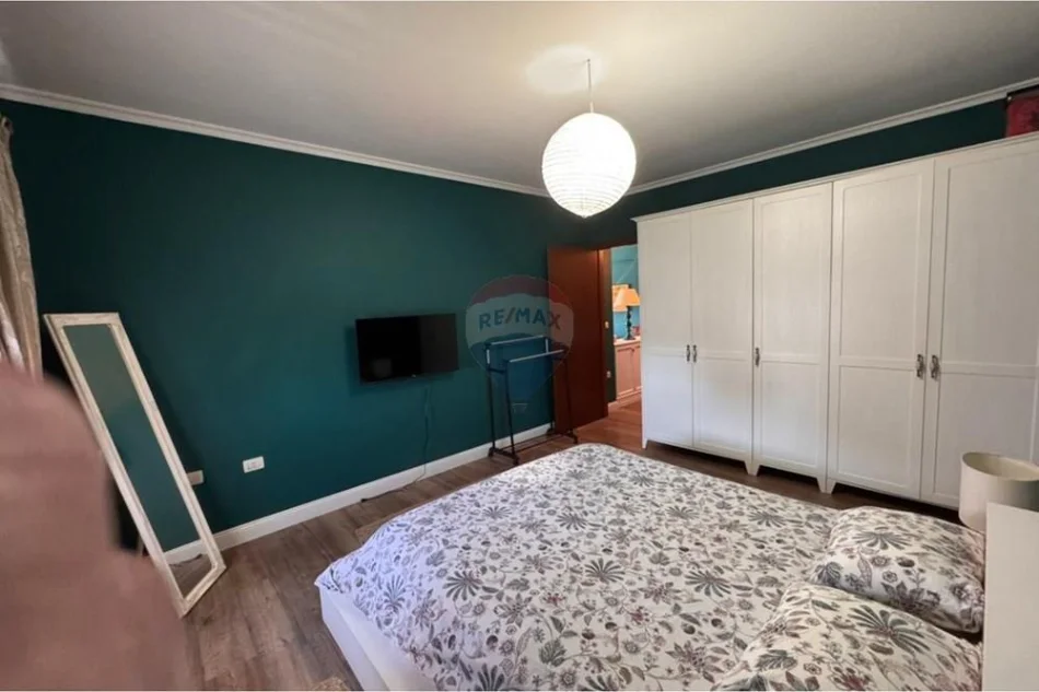 Tirane, jepet me qera apartament 2+1+Ballkon Kati 8, 93 m² 750 € (Blloku i Ambasadave)