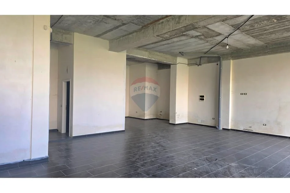 Vlore - Lungomare, shitet dyqan Kati 0, 491 m² 750.000 € (Lungomare, Vlorë)