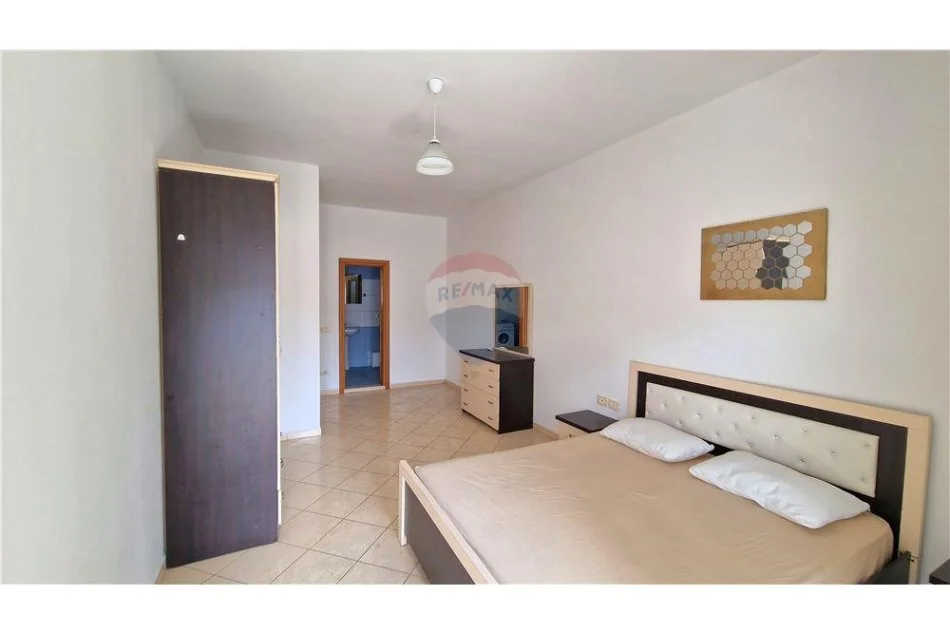 Vlore, shitet apartament 1+1 Kati 2, 135 m² (Mbi Supermarket Conad, Bulevardi Ismail Qemali, Vlorë)