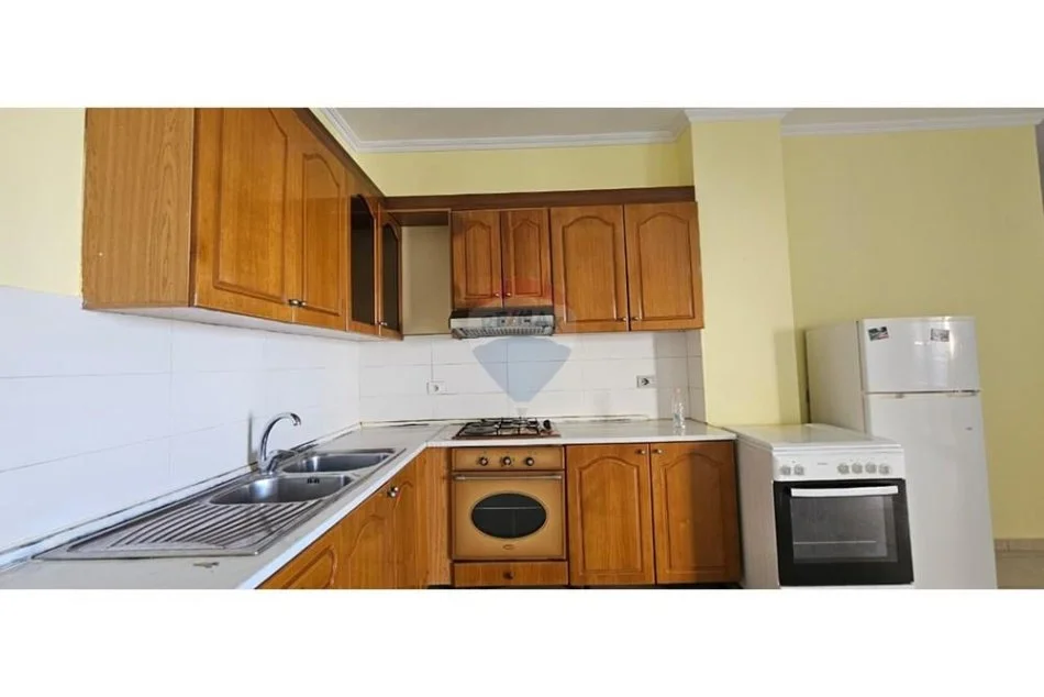 Tirane, jepet me qera 2+1 , 