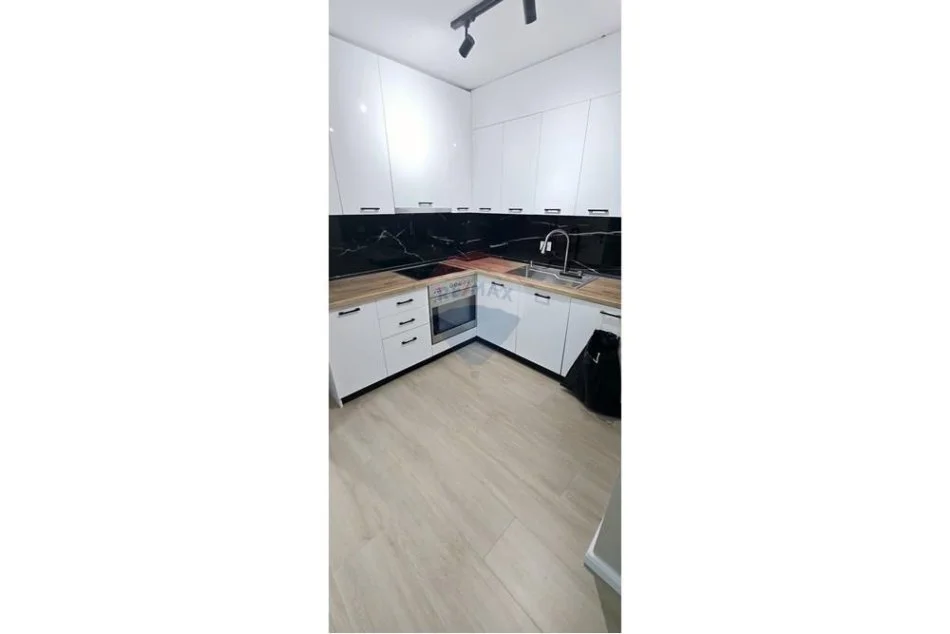 Tirane, jepet me qera apartament 3+1+Ballkon , 125 m² 1.000 € 