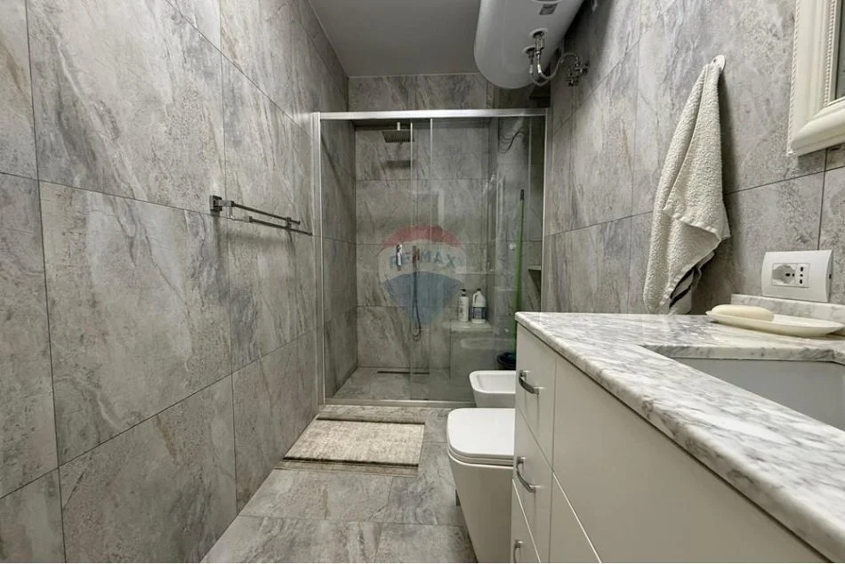 Tirane, jepet me qera apartament 2+1+Ballkon , 111 m² 800 € 