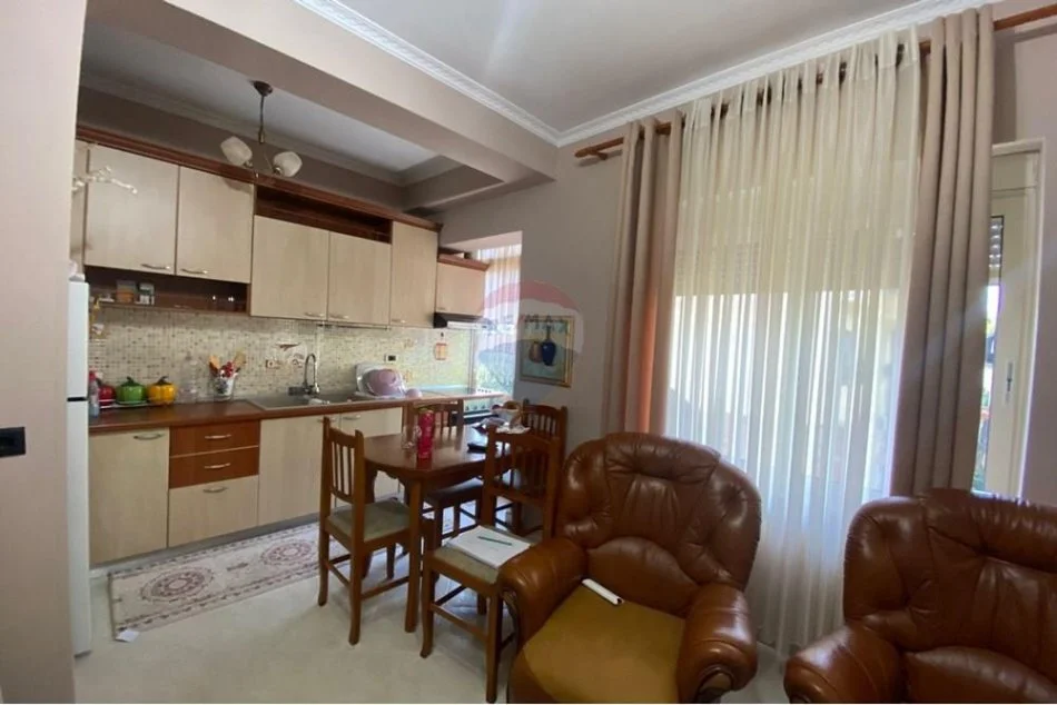 Tirane, jepet me qera apartament 1+1 , 50 m² 550 € (Rr. Myslym Shyri)