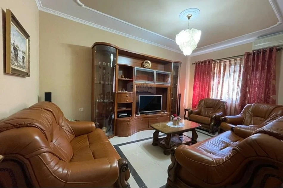 Tirane, jepet me qera apartament 1+1+Ballkon Kati 4, 75 m² 800 € 