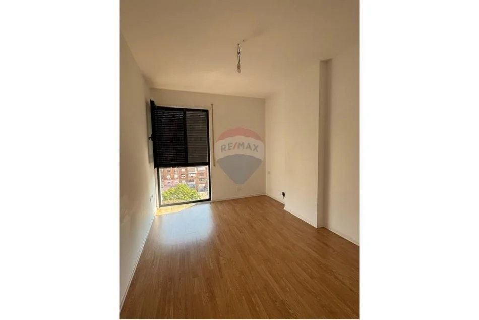 Tirane, jepet me qera apartament 2+1 Kati 3, 100 m² 700 € (Porcelan)