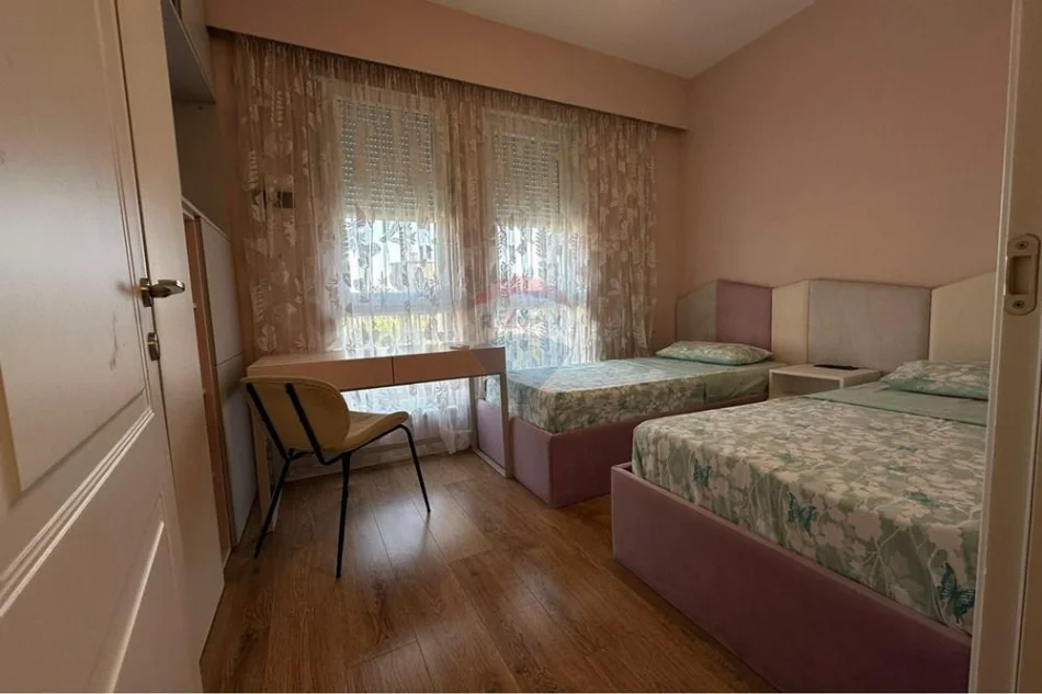 Tirane, jepet me qera apartament 3+1+Aneks+Ballkon , 120 m² 740 € (Rruga 5 Maji)