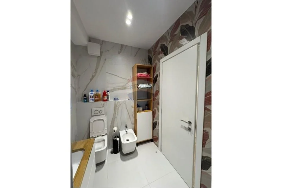 Tirane, jepet me qera apartament 3+1 , 130 m² 1.500 € (Rezidenca FZ)