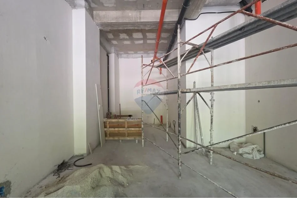 Vlore - Lungomare, jepet me qera ambjent biznesi Kati 0, 92 m² 80.000 € (Lungomare, Vlorë)