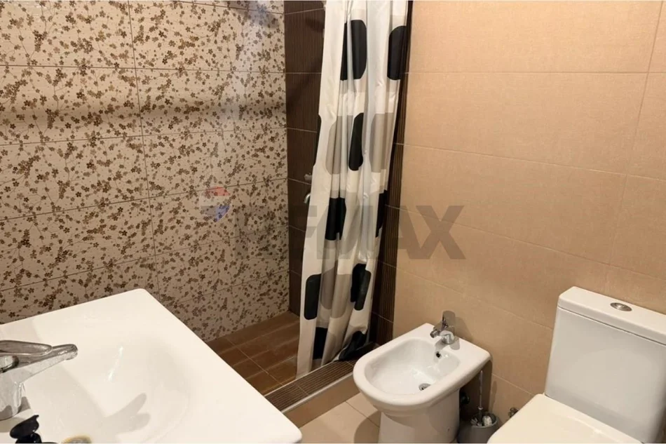 Tirane, jepet me qera apartament 2+1 Kati 5, 650 € (Square 21)