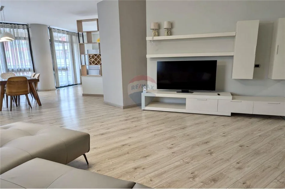 Tirane, jepet me qera apartament 3+1+Aneks+Ballkon Kati 5, 185 m² 2.000 € (Liqeni Artificial)