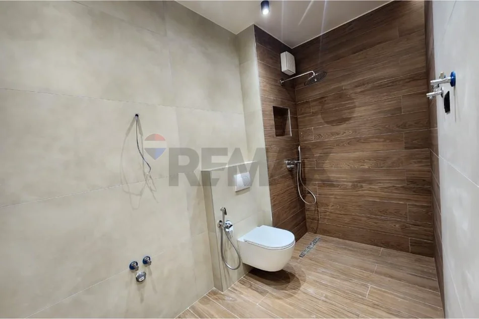 Tirane, jepet me qera Kati 3, 200 m² 1.600 € 