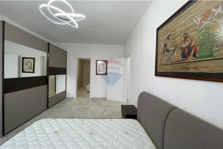 Tirane, jepet me qera apartament 2+1 , 105 m² 600 € (ish fusha e aviacionit)