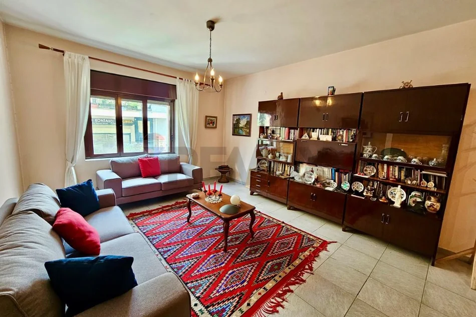 Tirane, shitet apartament , 182 m² 365.400 € 