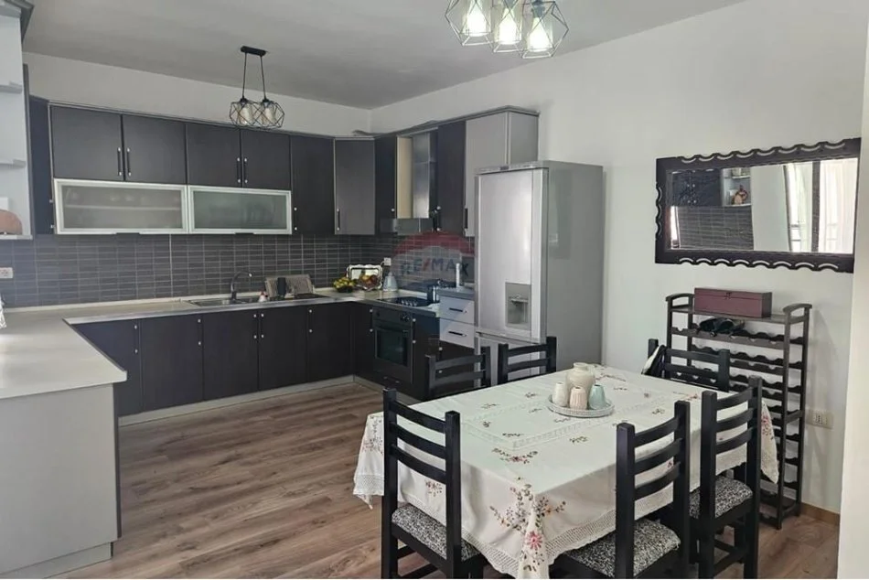 Tirane, jepet me qera apartament 2+1 Kati 2, 600 € (Elenora)