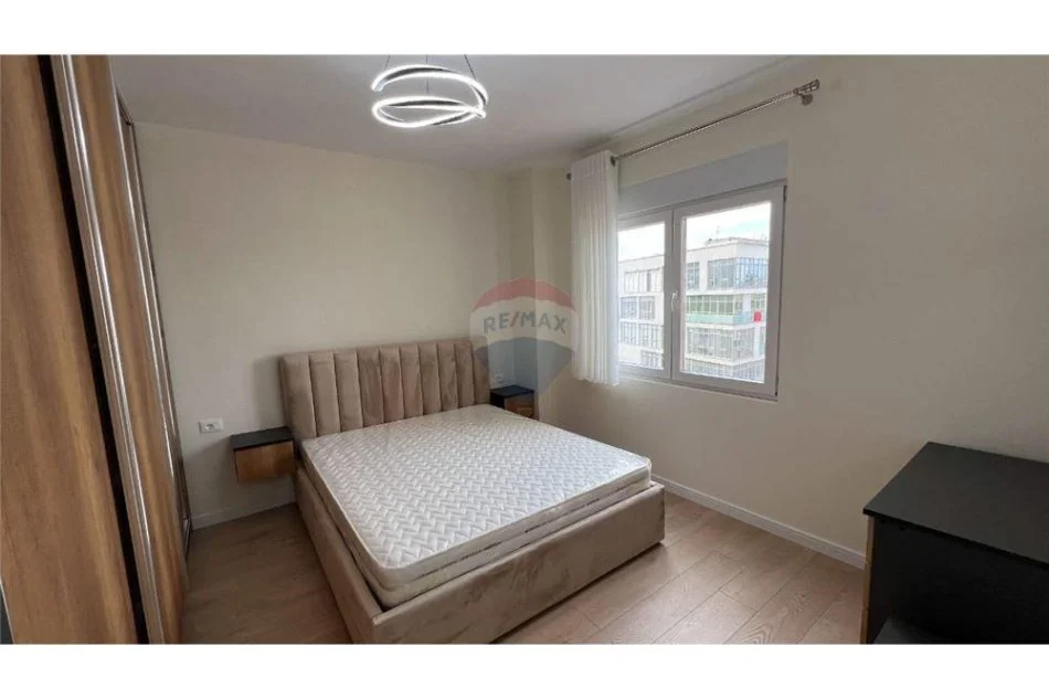 Tirane, jepet me qera apartament 2+1 Kati 8, 100 m² 850 € (KOMUNA E PARISIT)