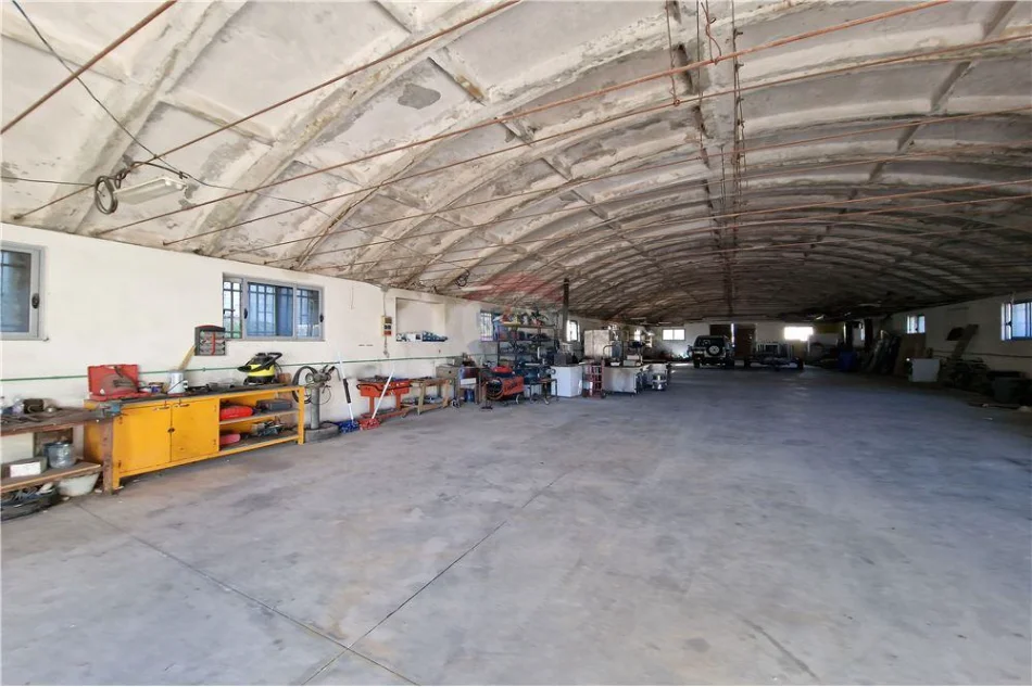 Vlore, jepet me qera magazine Kati 0, 532 m² 1.000 € (Babice, Vlore)