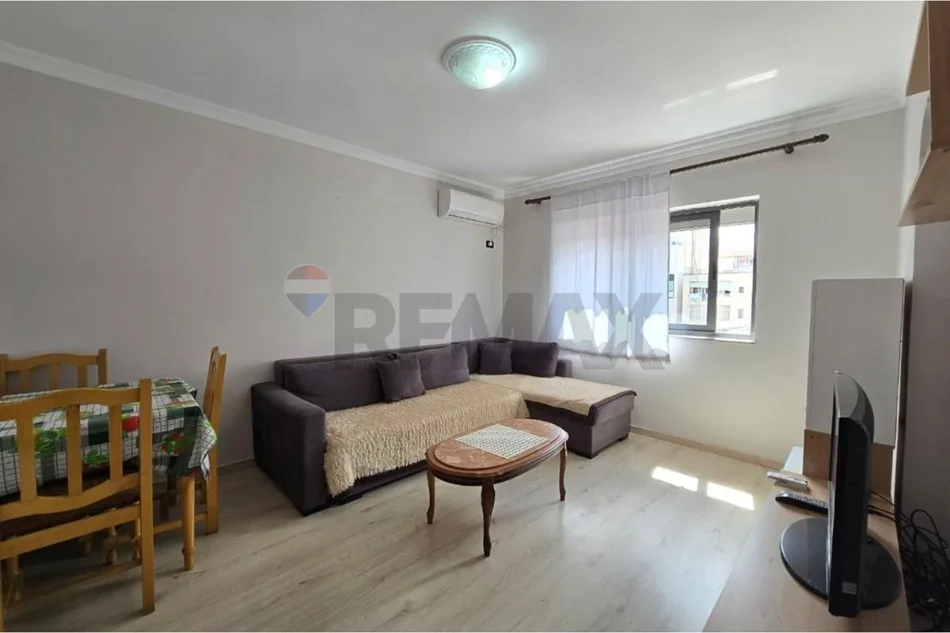 Tirane, jepet me qera apartament 1+1 , 