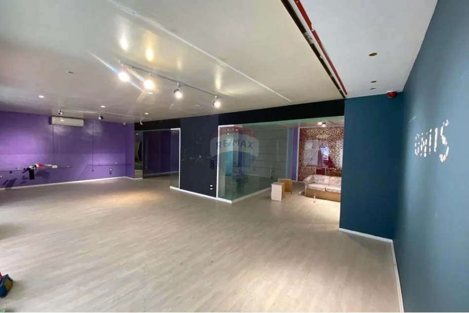 Tirane, jepet me qera ambjent biznesi Kati 0, 100 m² 1.000 € 