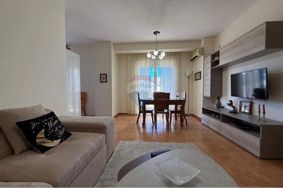 Tirane, jepet me qera apartament 1+1+Ballkon , 66 m² 650 € 