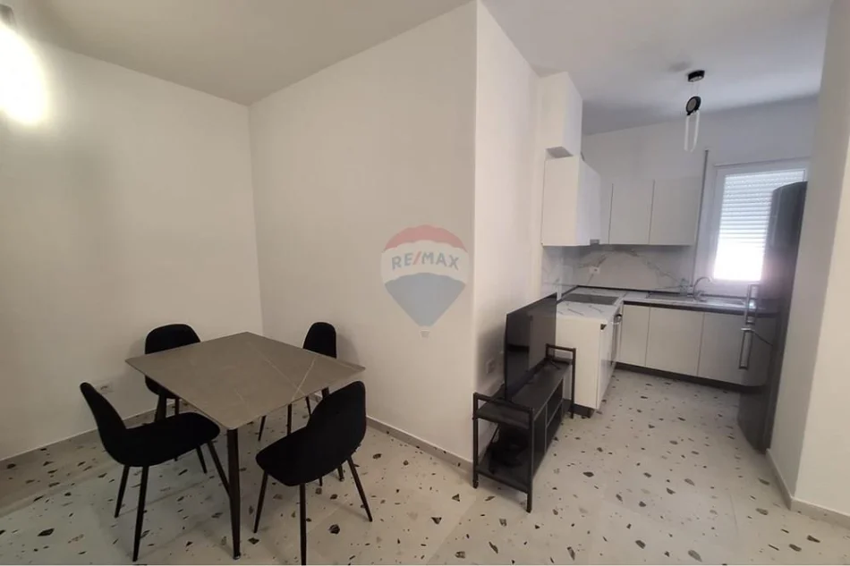 Tirane, jepet me qera apartament 1+1 Kati 1, 67 m² 450 € 