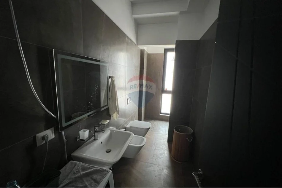 Tirane, jepet me qera apartament 1+1+Ballkon , 85 m² 800 € 