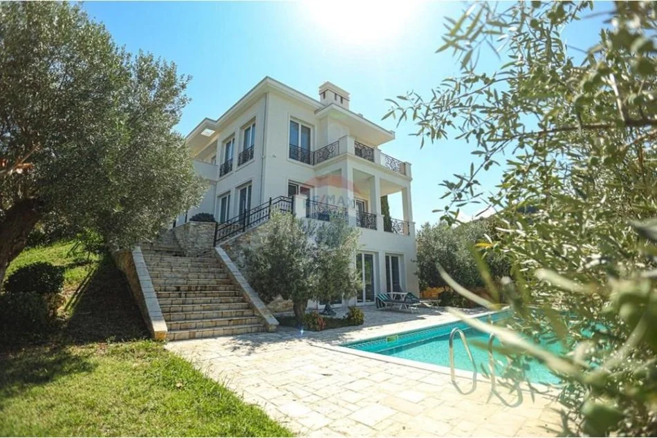 Tirane, jepet me qera Vile 4+1+Ballkon , 500 m² 4.500 € 