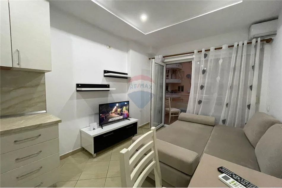 Vlore - Lungomare, jepet me qera apartament 1+1 Kati 5, 60 m² 335 € (Lungomare, Vlorë)