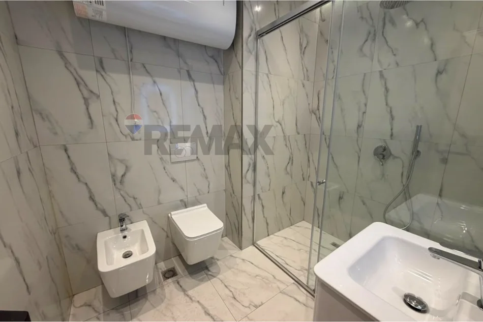 Tirane, jepet me qera apartament 1+1 Kati 1, (Bulevardi i Ri)