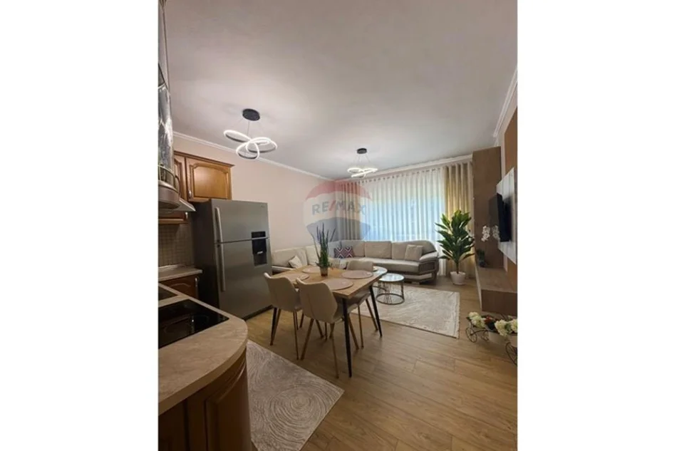 Tirane, jepet me qera apartament 2+1+Ballkon Kati 4, 97 m² 920 € (Kristal Center)