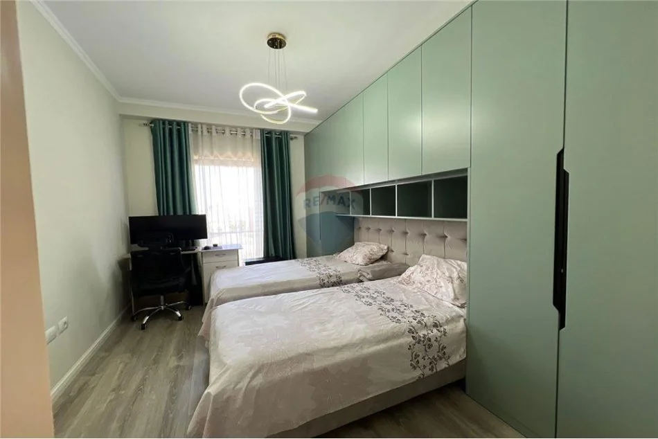 Tirane, jepet me qera apartament 2+1+Ballkon Kati 5, 92 m² 900 € 