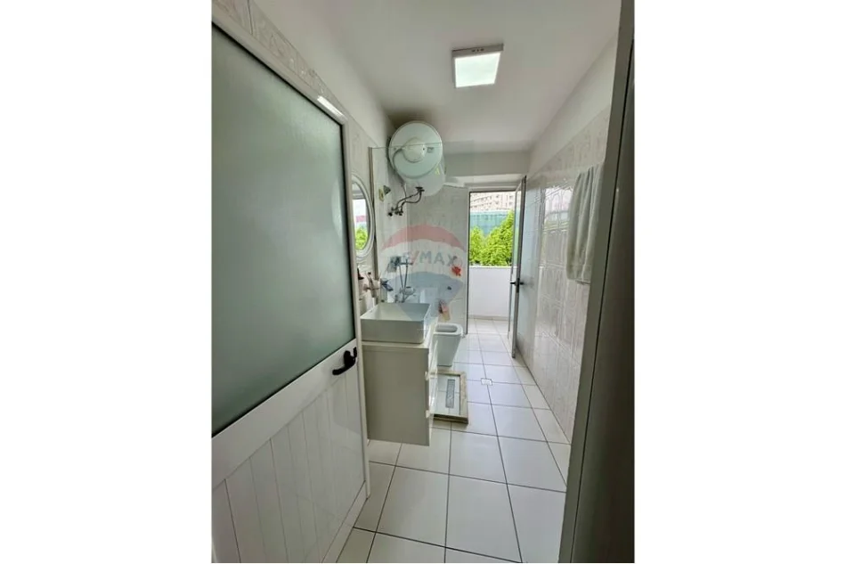 Tirane, jepet me qera zyre , 68 m² 700 € 