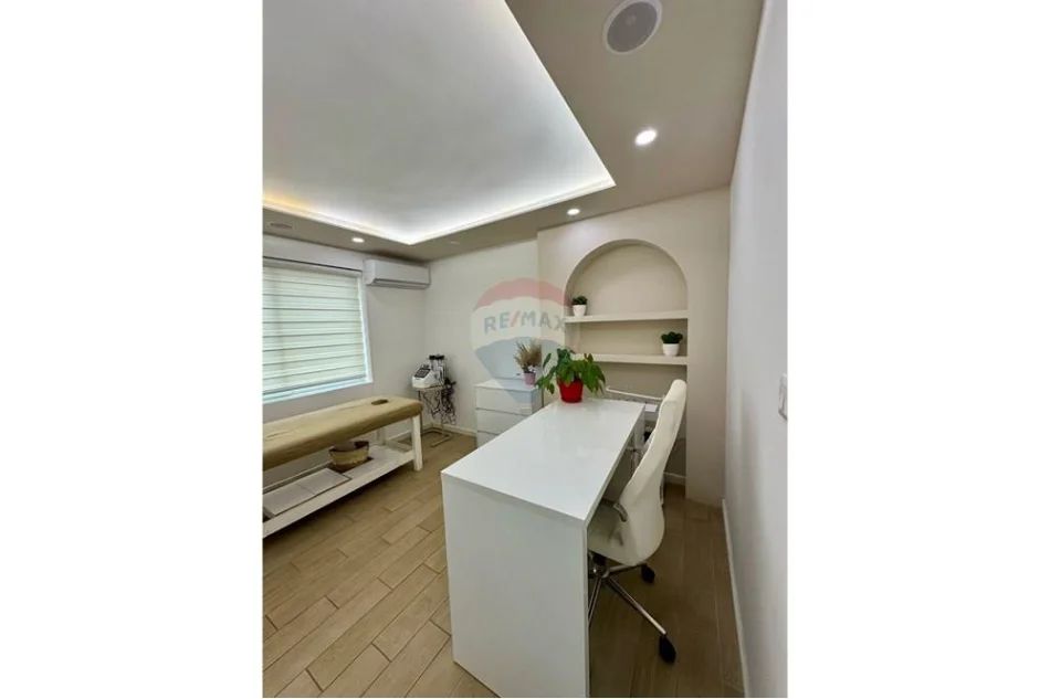 Tirane, jepet me qera zyre , 68 m² 700 € 