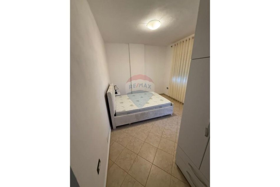 Durres, jepet me qera apartament 1+1 Kati 4, 50 m² 300 € (Shkembi kavajes)
