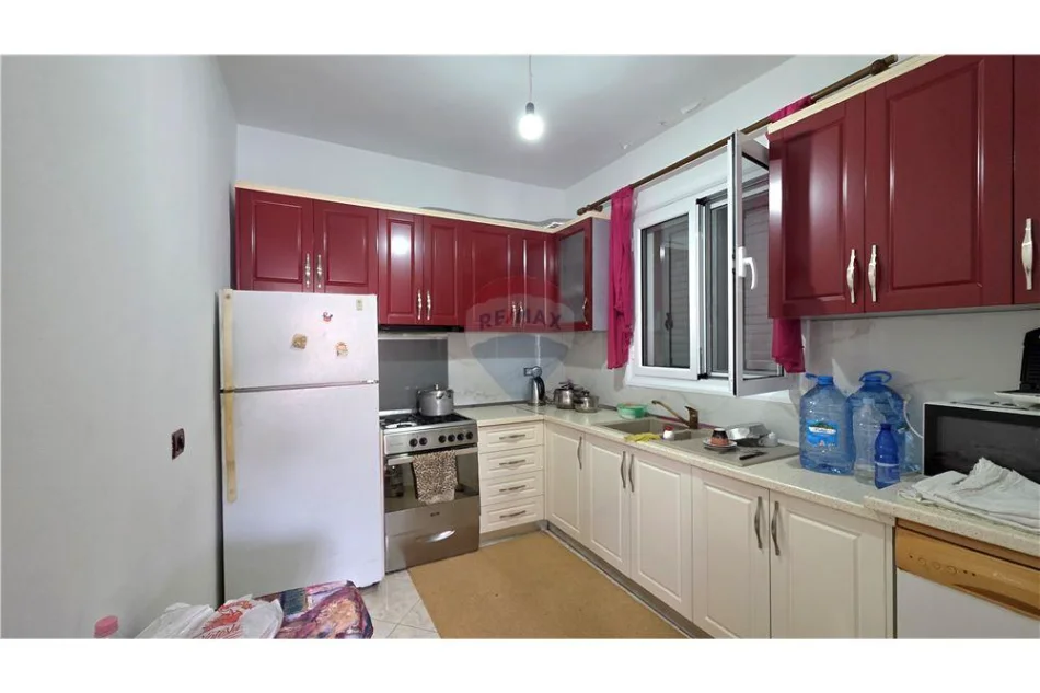Vlore, shitet shtepi 2+1+Ballkon , 415 m² 175.000 € (Rruga e Re, Vlore)