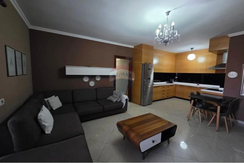 Tirane, jepet me qera apartament 2+1+Ballkon , 165 m² 850 € 