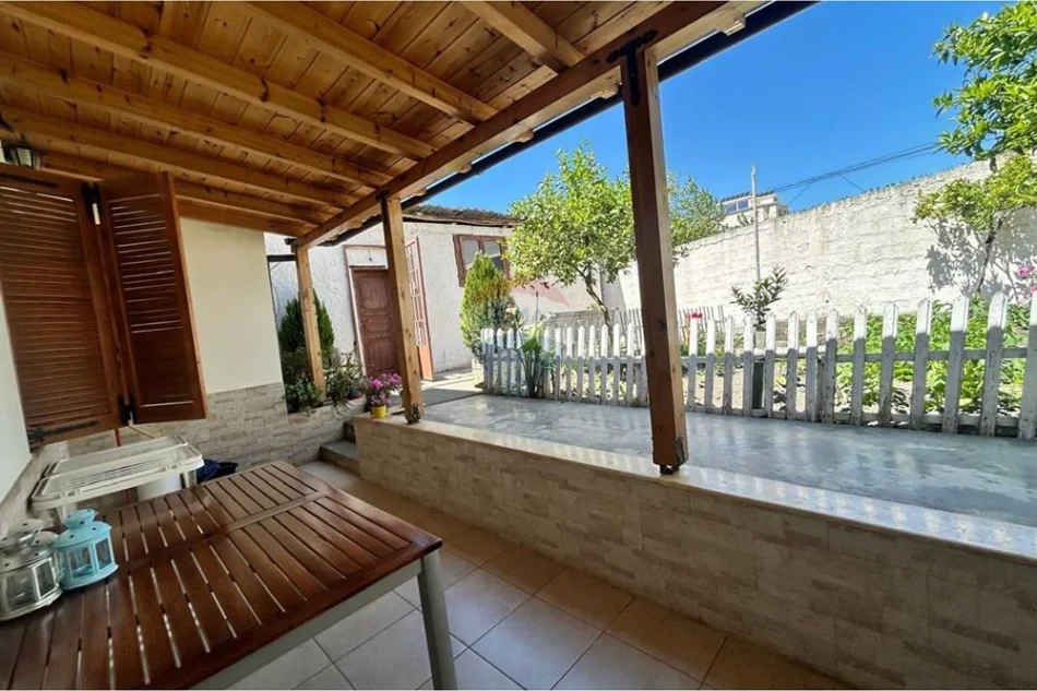 Vlore, jepet me qera shtepi 1+1 Kati 1, 64 m² 350 € (Rruga Pelivan Leskaj, Vlorë)