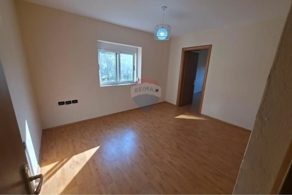 Tirane, shitet apartament 2+1+Ballkon Kati 3, 79 m² 140.000 € (Medrese)