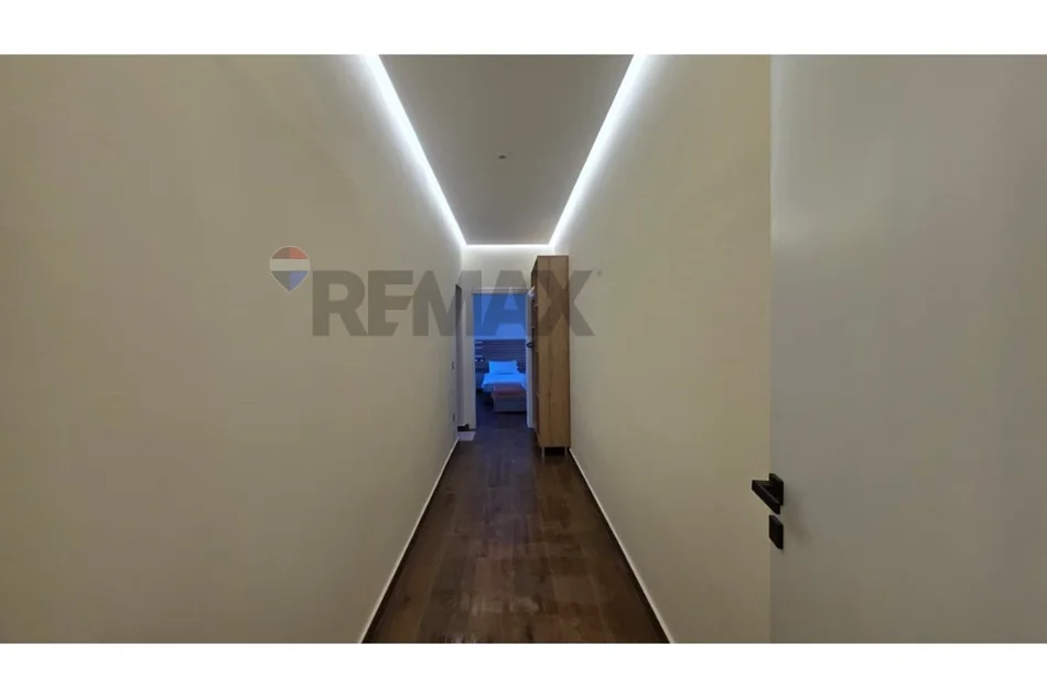 Vlore - Lungomare, jepet me qera garsonier Studio Kati 8, 42 m² 350 € (Rruga Reshat Osmani, Lungomare, Vlore)