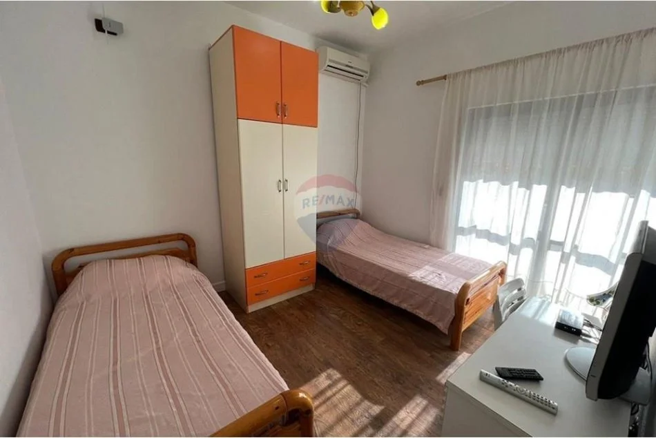 Tirane, jepet me qera apartament 2+1+Ballkon Kati 2, 90 m² 650 € (mine peza)