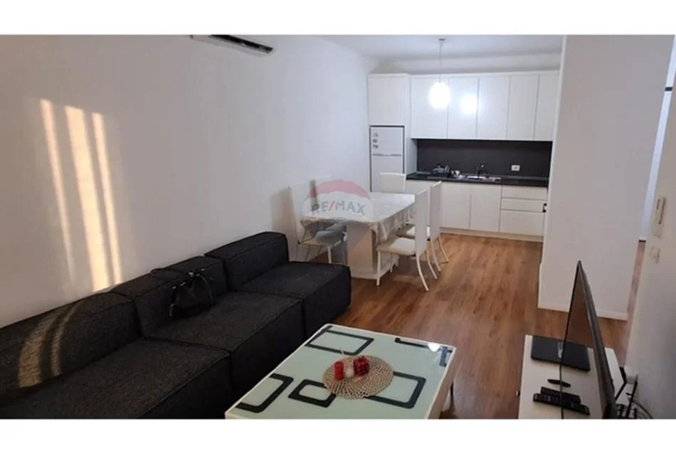 Tirane, jepet me qera apartament 1+1+Ballkon , 106 m² 600 € 