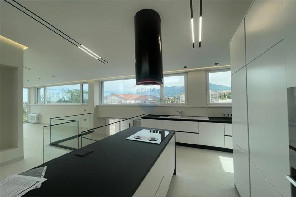 Tirane, jepet me qera Vile 4+1+Ballkon , 680 m² 5.000 € 