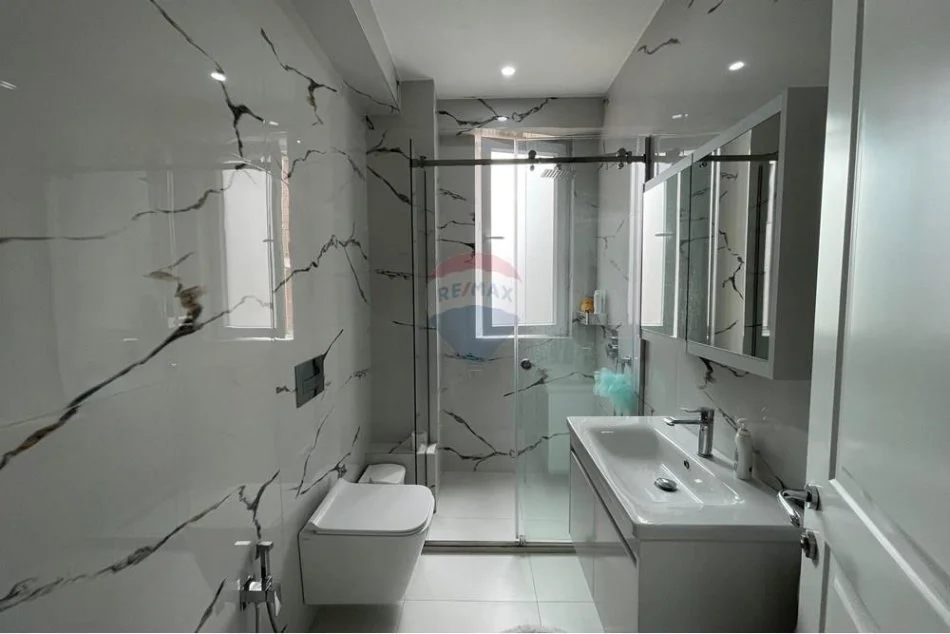 Tirane, jepet me qera apartament 2+1+Ballkon , 125 m² 1.100 € 