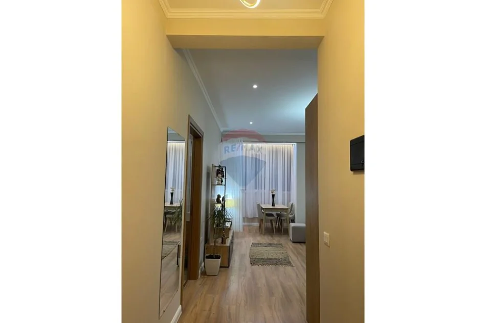 Tirane, jepet me qera apartament 1+1+Ballkon Kati 3, 62 m² 680 € (Rruga e Kavajes)